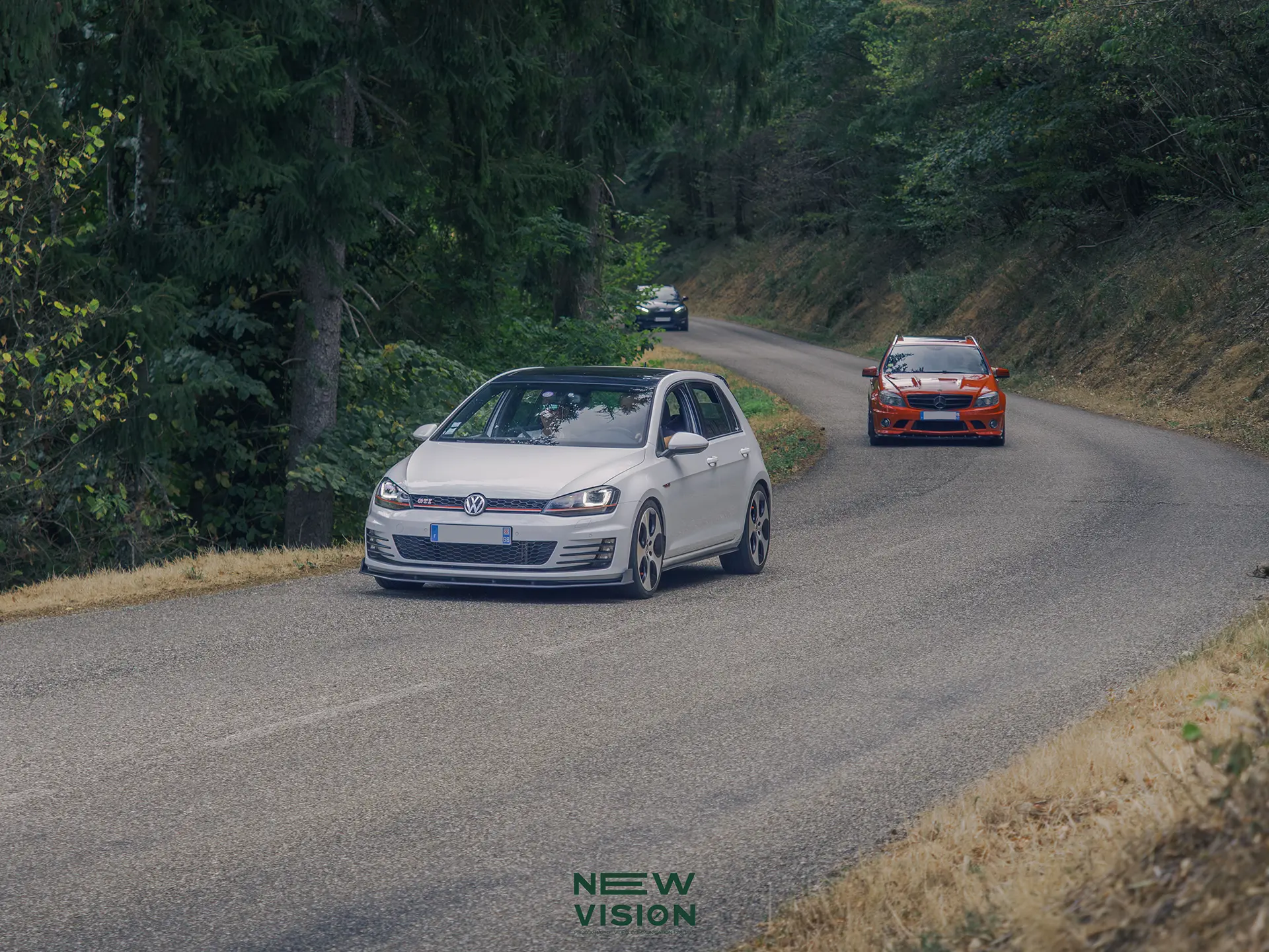Convoi de voitures en forêt