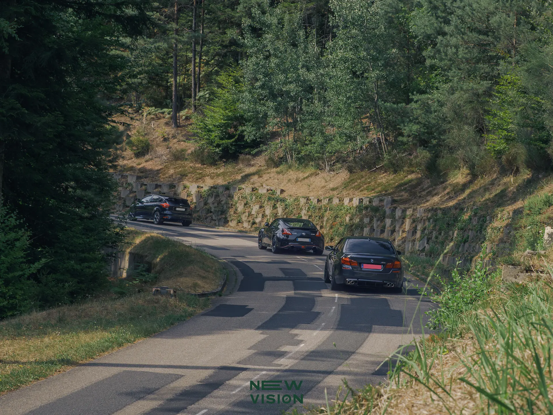 Convoi de voitures en forêt