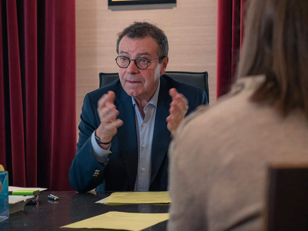 Avocat assis à son bureau discutant