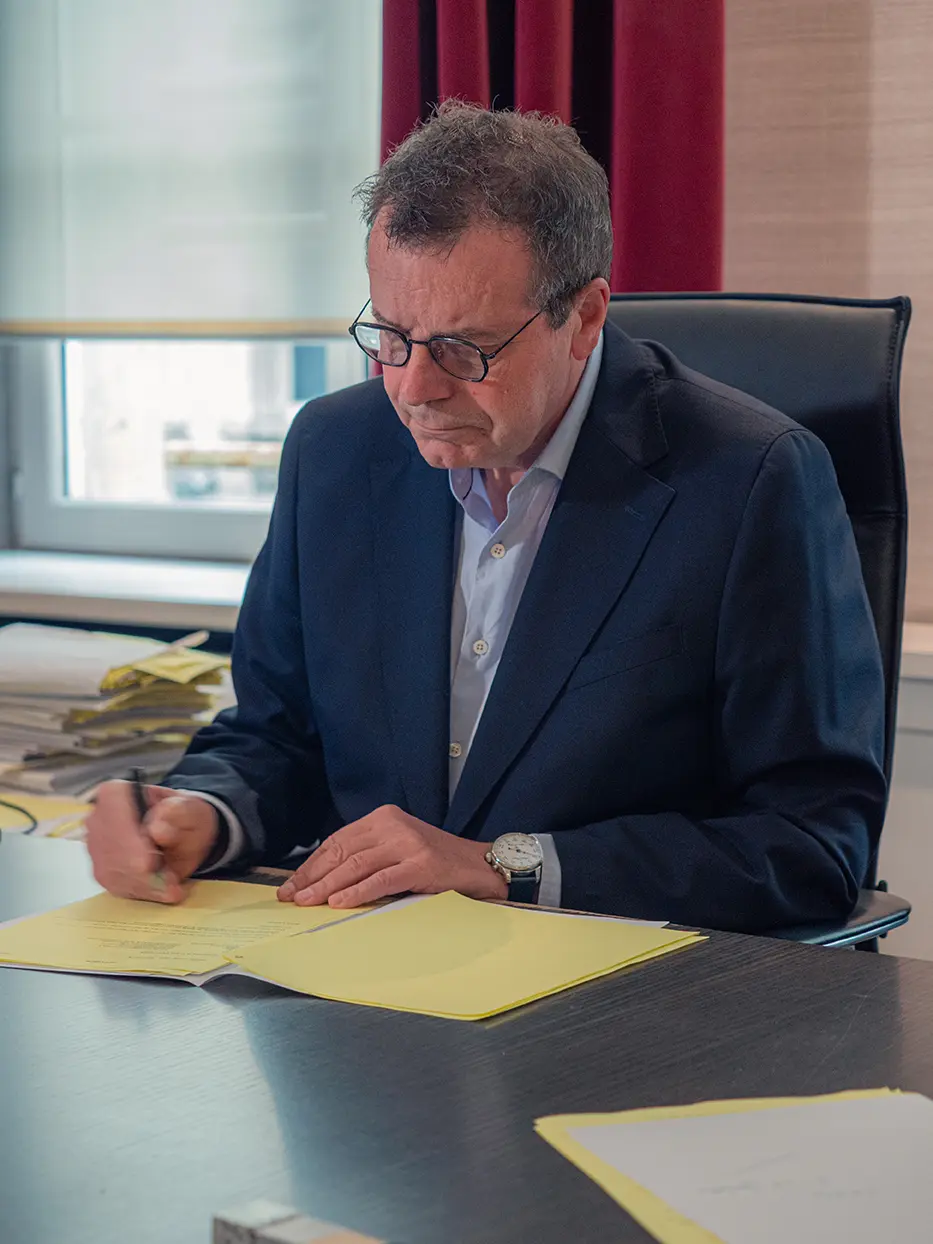 Avocat en train de rédiger un compte rendu