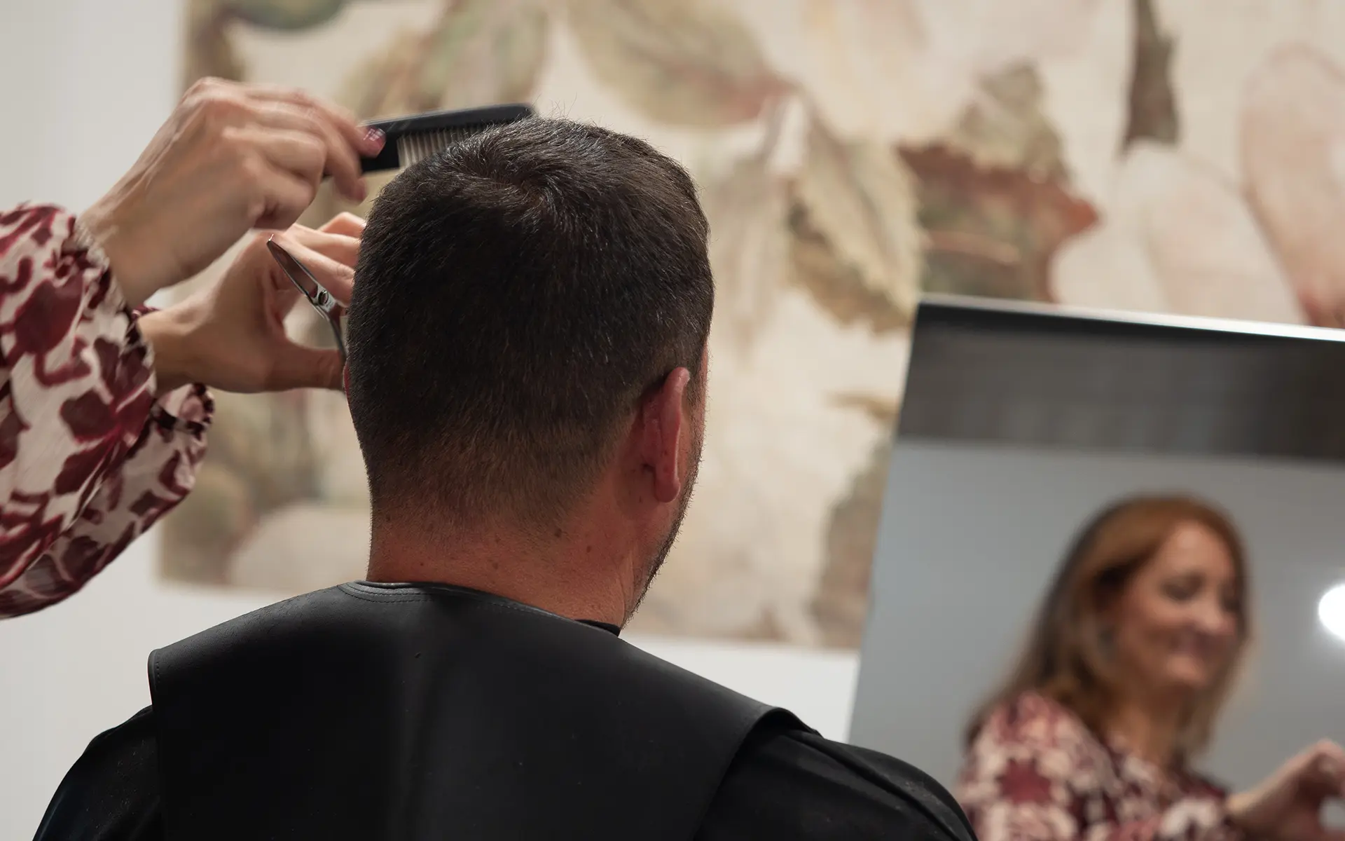 Coiffeuse en train de travailler