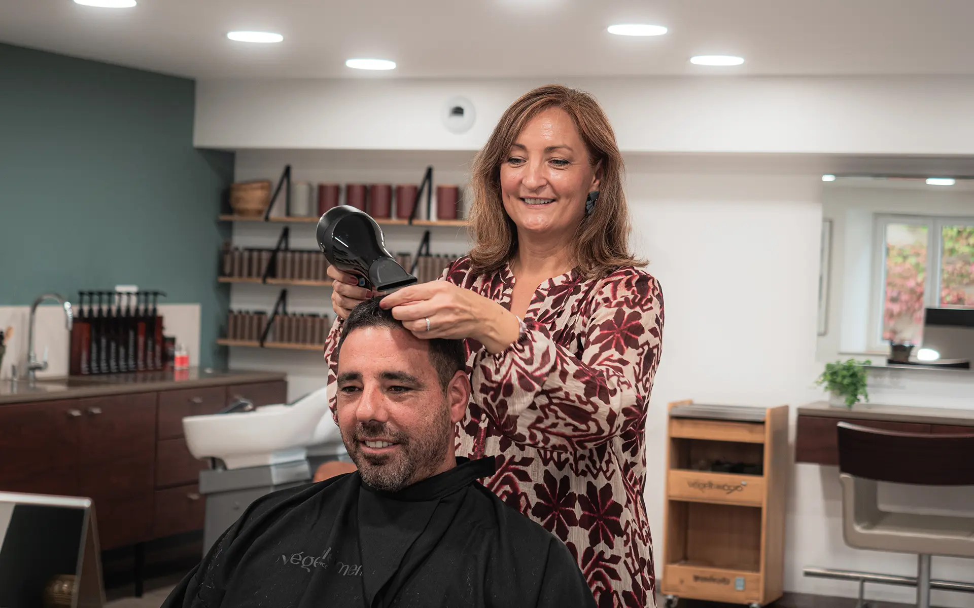 Coiffeuse en train de travailler