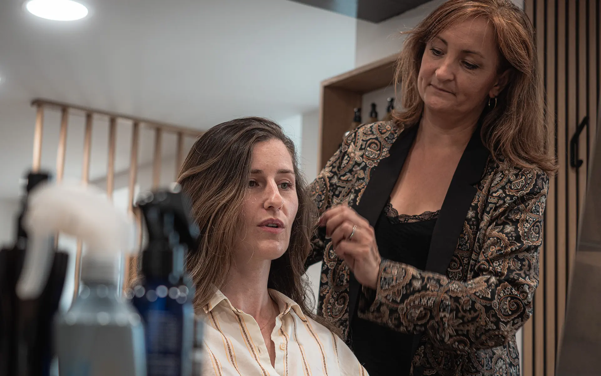 Coiffeuse en train de travailler