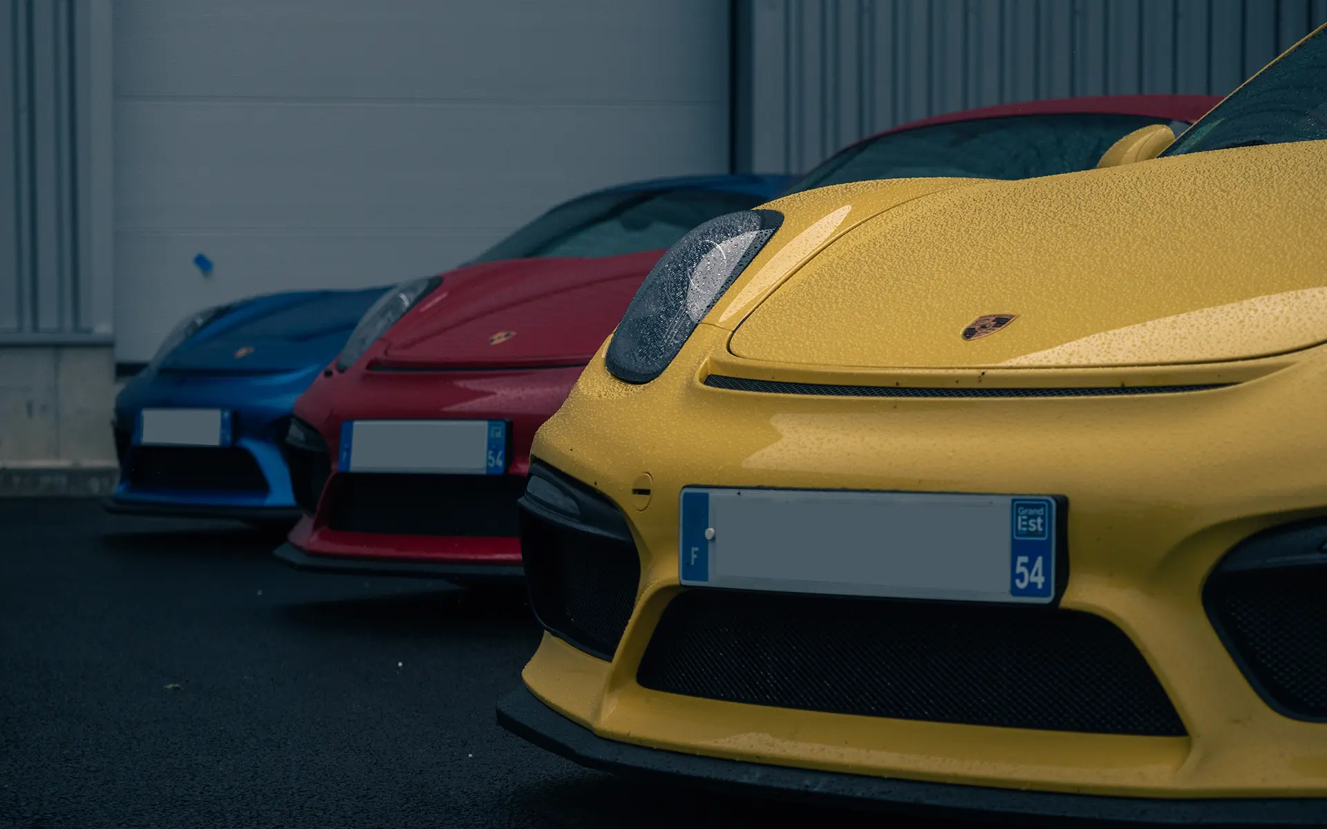 Trio de Porshe 718 sur un parking
