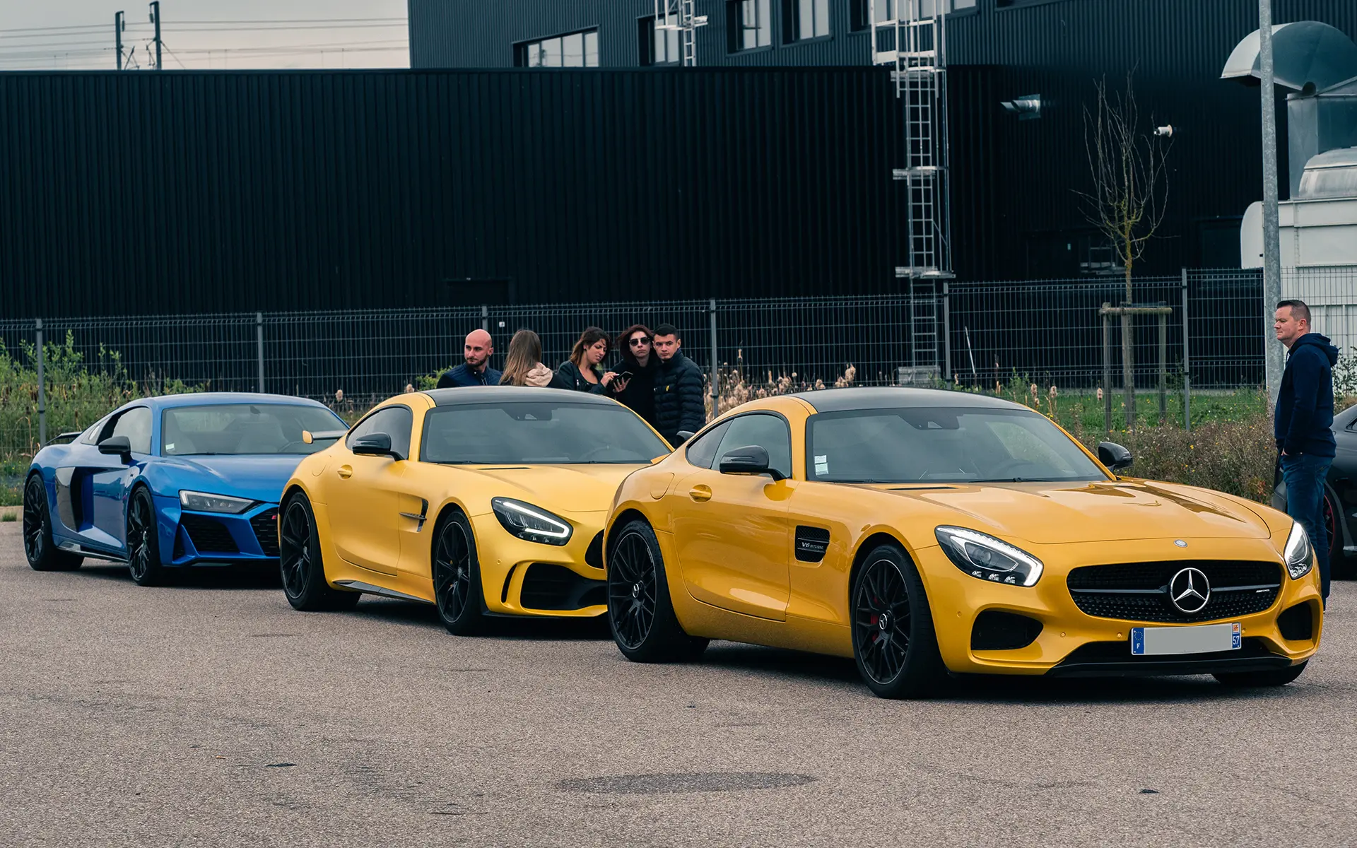 Mercedes AMG GT et Audi R8 sur un parking