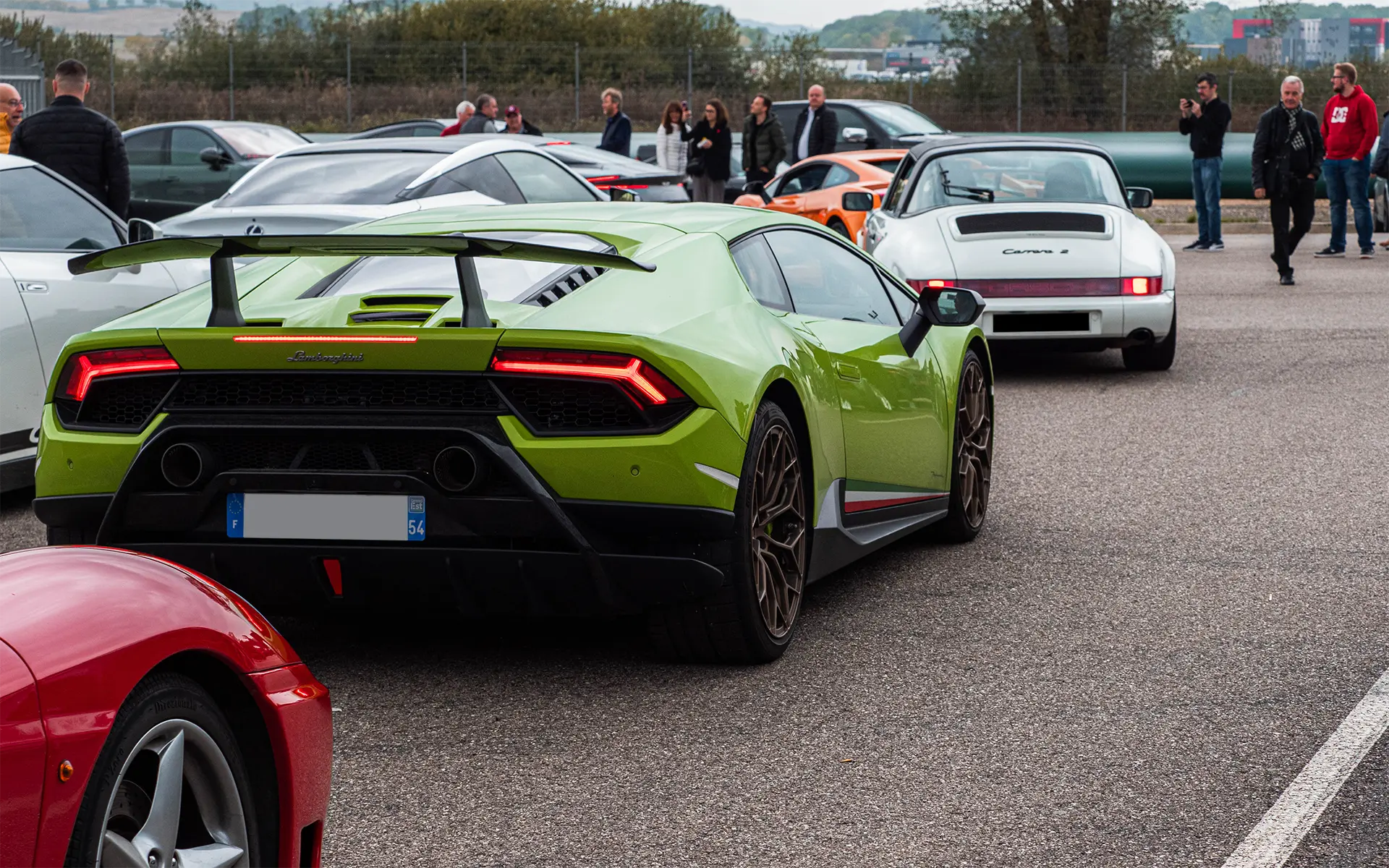 Groupe de voitures sortant d'un parking